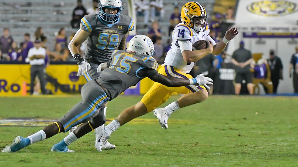 LSU quarterback Walker Howard (14)