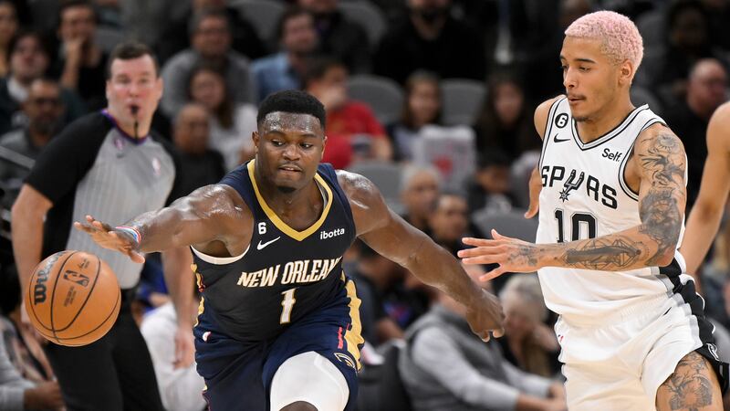 New Orleans Pelicans' Zion Williamson (1) and San Antonio Spurs' Jeremy Sochan chase the ball...